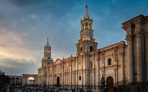 Catedral de Arequipa en sillar volcánico iluminada al atardecer