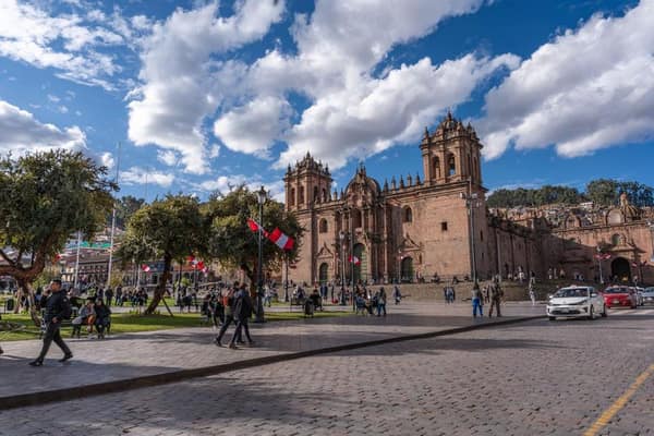 Plaza de Armas de Cusco de día, mercados y arquitectura colonial e inca