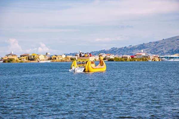 Isla del Sol en el Lago Titicaca, vista desde un bote de totora