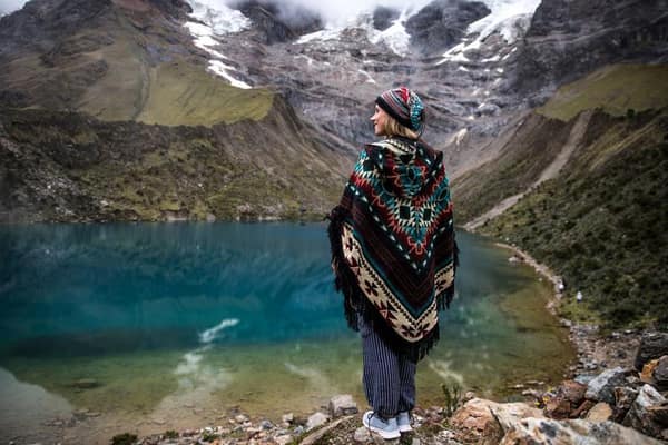 Laguna Humantay de color turquesa rodeada de nieve, Cusco
