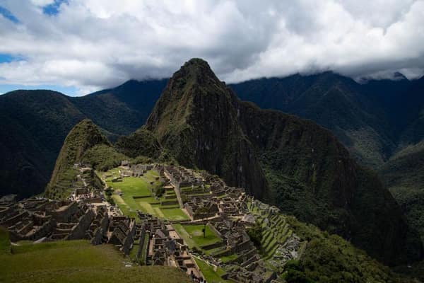 Ciudadela inca de Machu Picchu entre la niebla y los andenes de piedra