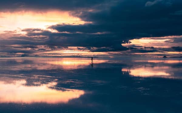Salar de Uyuni convertido en espejo de agua que refleja el cielo