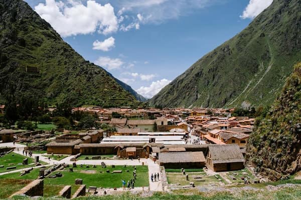 Calles empedradas y andenes incas de Ollantaytambo en el Valle Sagrado
