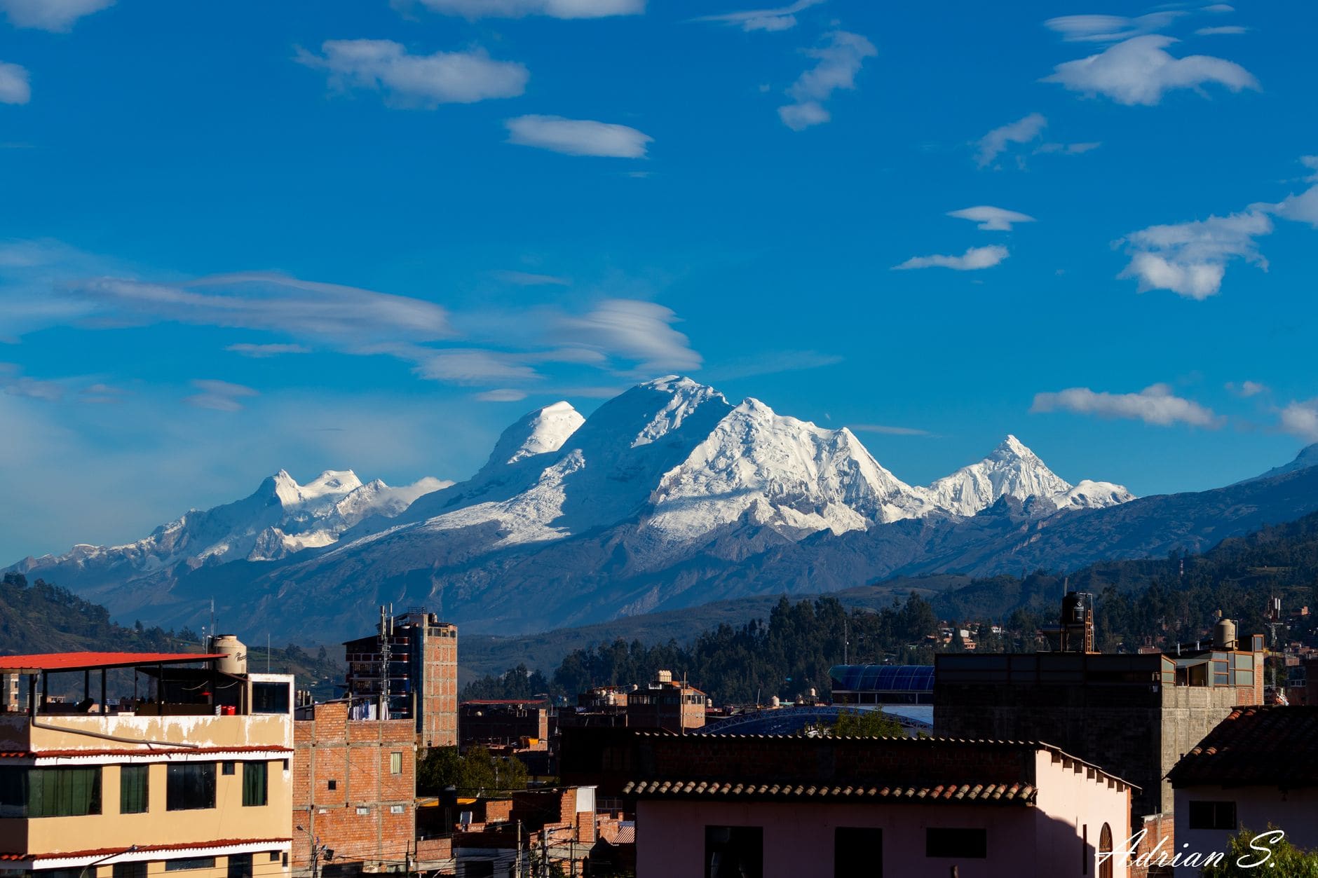 Cordillera Blanca vista desde Huaraz, picos nevados bajo un cielo dramático